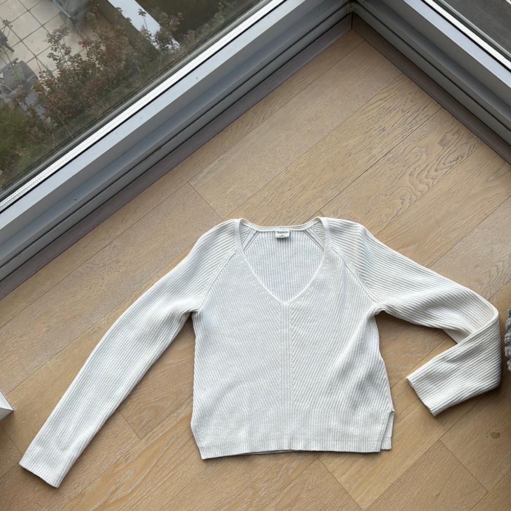 Lightly used! White Abercrombie and Fitch sweater in size XS